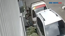Pria Curi Tas dalam Mobil Pikap Terekam CCTV