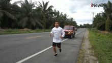 Senang Dinasti Politik Runtuh di Labusel, Warga Ini Lari 52 KM