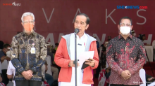 Begini Gaya Presiden Jokowi Sapa Peserta Vaksin di Pelabuhan Tanjung Emas