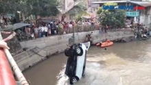 Mobil Mewah Terjun Bebas ke Sungai Berhasil Dievakuasi