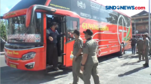PPKM Darurat, Petugas Periksa Penumpang Bus di Denpasar