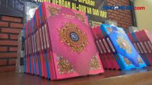 Polisi Bagikan Buku Iqra dan Al Quran Kepada Anak-Anak