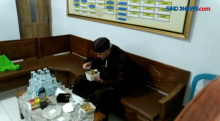 Inilah Momen Ganjar Makan Bekal di Kantor Polsek Hingga di Parkiran Masjid