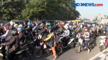 Antrean Panjang Akibat Peneyekatan di Waru Surabaya