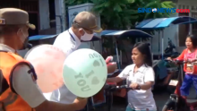 Aksi Simpatik Satpol PP Bagikan Masker Merah Jambu dan Balon