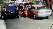 Terekam CCTV, Oknum Ojol Gasak Spion Mobil di Tebet