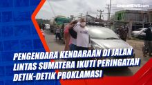 Pengendara Kendaraan di Jalan Lintas Sumatera Ikuti Peringatan Detik-detik Proklamasi