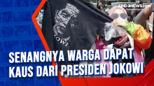 Senangnya Warga Dapat Kaus dari Presiden Jokowi
