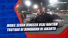 Mobil Sedan Ringsek usai Hantam Trotoar di Bundaran HI Jakarta