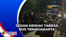 Sedan Mewah Tabrak Bus Transjakarta