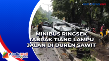 Minibus Ringsek Tabrak Tiang Lampu Jalan di Duren Sawit