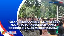 Tolak kenaikan BBM, Aliansi BEM Nusantara Hancurkan Kawat Berduri di Jalan Merdeka Barat