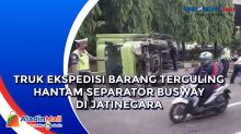 Truk Ekspedisi Barang Terguling Hantam Separator Busway di Jatinegara