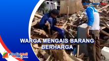 Warga Selamatkan Barang Berharga di Reruntuhan Dampak Gempa
