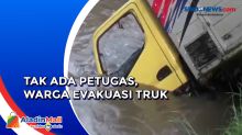Gegara Ngebut, Truk Tabrak Warung Nasi Bebek dan Terjun ke Sungai di Jombang