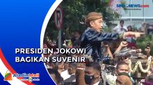 Inilah Momen Presiden Jokowi Bagi-Bagi Souvenir pada Warga saat Kirab