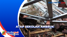 Meja dan Kursi di SD Pandeglang Rusak Parah Tertimpa Atap Ambruk