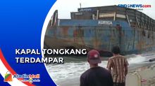 Warga Temukan Kapal Tongkang Terdampar di Pesisir Pantai Sulsel
