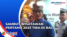 Menparekraf Sandiaga Kalungkan Bunga Wisatawan Pertama yang Tiba di Bali pada Tahun 2023