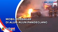 Diduga Korsleting Listrik, Mobil Sedan Terbakar di Depan Alun-Alun Pandeglang