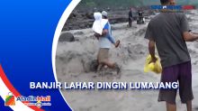 Warga Nekat Melintas Banjir Lahar Dingin di Lumajang