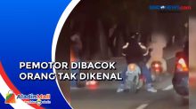 Terekam Kamera Sedang Acungkan Sajam, Pemotor Dibacok OTK di Jalanan Sunter