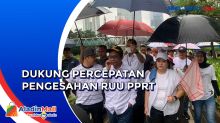 Diguyur Hujan, Mahfud MD dan Komnas HAM Antusias Gerak Jalan di CFD Sudirman Thamrin
