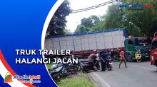 Tak Kuat Nanjak, Truk Trailer Angkut Hebel 7 Ton Melintang di Jalan Raya