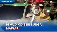 Terimbas One Way, Polisi Beri Bunga Mawar ke Pemudik di Gerbang Tol Kalikangkung