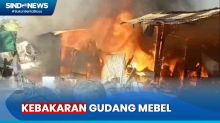 Api Berkobar Hanguskan 4 Gudang Mebel di Bandung