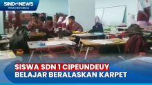 Miris! Siswa SDN di Bandung Barat Belajar Beralaskan Karpet dan Meja Lipat