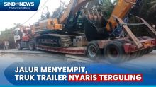 Jalan Dicor, Truk Trailer Angkut Alat Berat Nyaris Terguling di Lebak