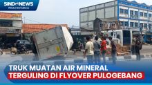 Detik-Detik Truk Boks Muatan Air Mineral Terguling di Flyover Pulogebang
