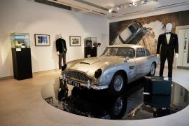 Dibekali Senapan Mesin, Aston Martin DB5 Milik James Bond Laku Rp 53 Miliar