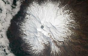 Fenomena Alam Unik, Danau Asam Bersuhu 45 Derajat Celcius Ini Berada di Puncak Gunung Salju