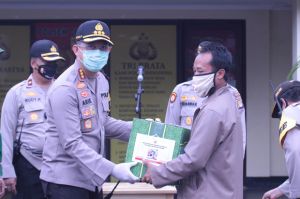 TNI-Polri Bagikan Ratusan Sembako ke Warga Ciracas Terdampak Corona