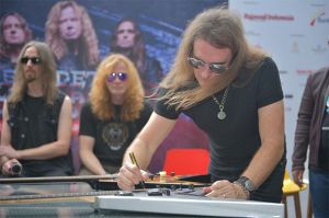COVID-19: Gitar Bertanda Tangan Seluruh Personel Megadeth Terjual Rp100 Juta