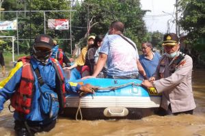 Saat Evakuasi Korban Banjir, Kapolsek Sawangan Dapat Kabar Duka