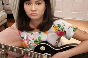 Peringati Hari Kartini, Dian Sastro Main Gitar Listrik