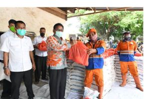 Apresiasi Pejuang Kebersihan Kota, Wali Kota Serahkan Bantuan Sembako