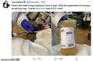 Tom Hanks Bagikan Foto Kantong Plasma Darah yang Ia Donorkan