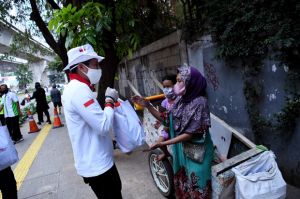 Bareng GKC Jokowi, Sandi Bagikan Sembako ke Pedagang dan Manusia Gerobak