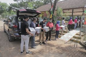 BMW Bantu Warga RPTRA Anggrek Bintaro yang Terkena Efek Pandemik