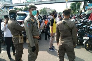 Jelang Lebaran, Petugas Berjibaku Halau Pengunjung dan PKL Pasar Jatinegara