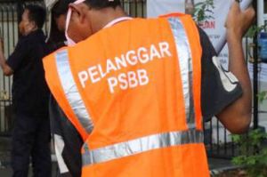 Beri Efek Jera, 111 Pelanggar PSBB di Jakpus Bersihkan Fasum