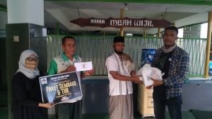 Komunitas Pecinta Alam Beri THR 20 Juru Kunci Makam Sesepuh Surabaya