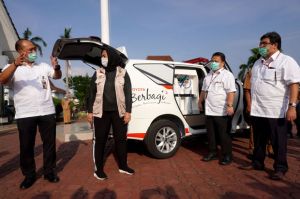 Jinakkan COVID-19, TMMIN Serahkan Kijang Innova Ambulance ke Pemkab Karawang
