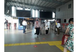 Masyarakat Anti Fitnah Indonesia Bagikan APD untuk Pengguna KRL Commuter Line