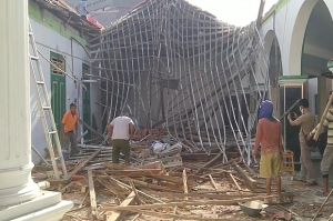 Atap Masjid Berusia Sekitar Seratus Tahun di Cirebon Ambruk