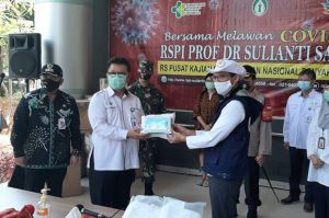 Relawan Indonesia Bersatu Lawan Covid-19 Salurkan 4.600 APD untuk Tenaga Medis RSPI